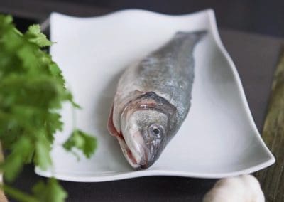 Lubina en hoja de plátano