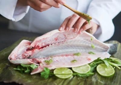 Lubina en hoja de plátano